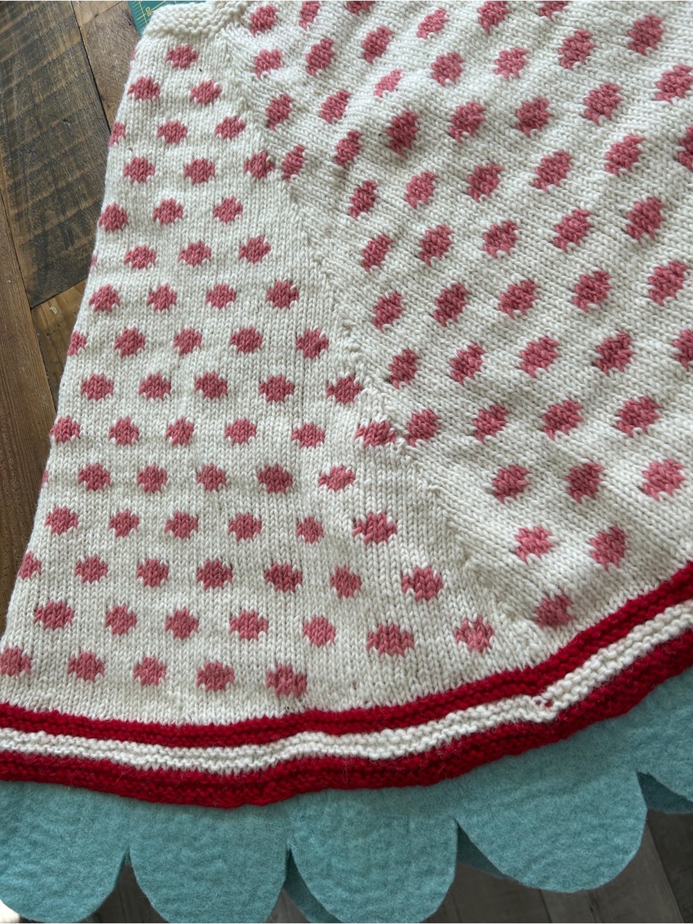 French Knot Holiday Tree Skirt. 100% Wool. New - Picture 7 of 9